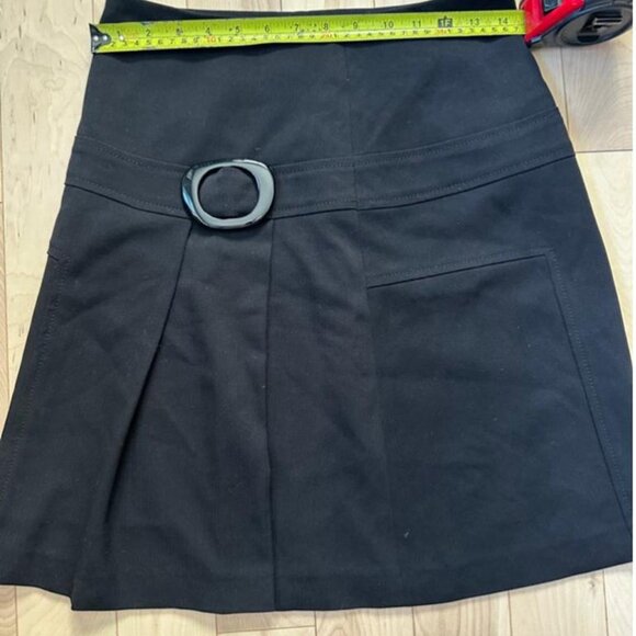 Classic black mini skirt with a retro buckle belt detail and structured pleats - Picture 4 of 7